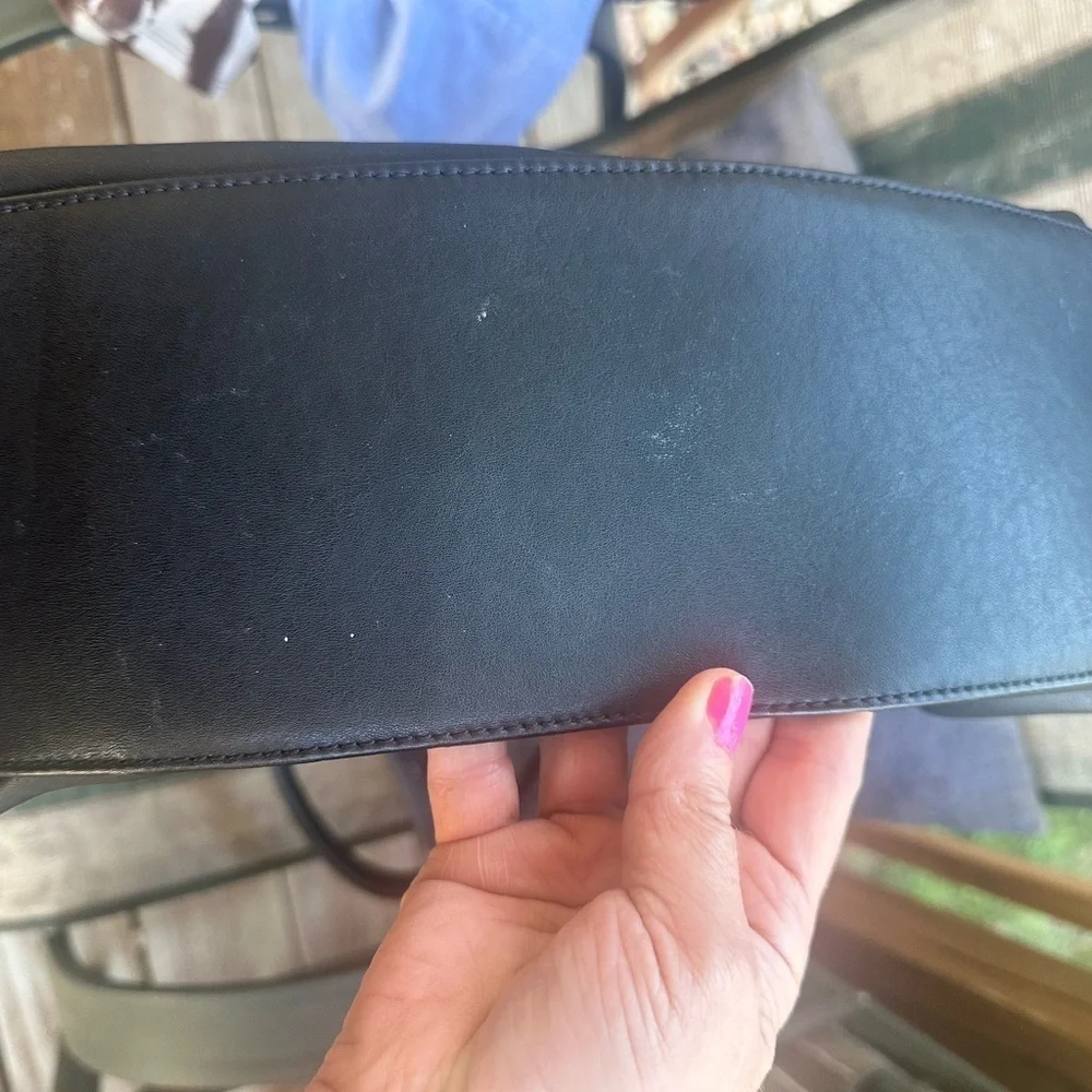 Gussaci vegan black leather shoulderbag